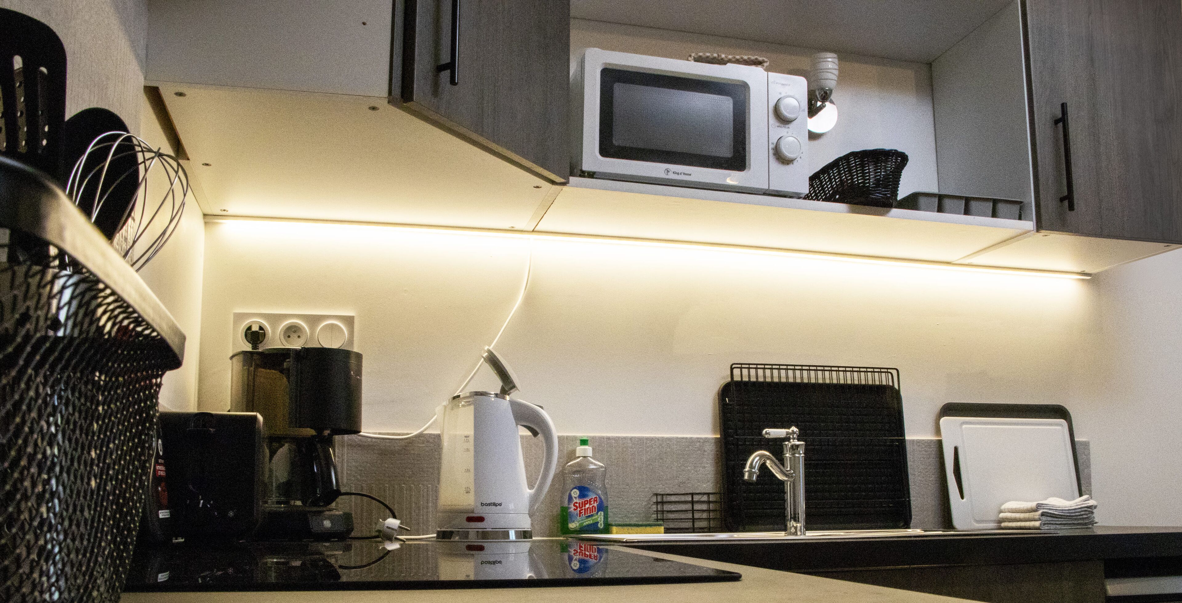 Kühlschrank, Mikrowelle, Ofen, Herdplatte