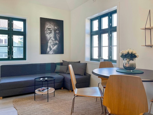 Apartment, 2 Bedrooms, Terrace, City View | Living area