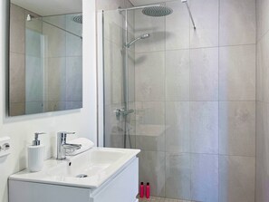 Bathroom - Vibrant Apartment on Bustling Street, Above a Restaurant - Perfect for Tourists, (Stavanger)