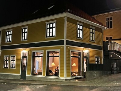 Vibrant Apartment on Bustling Street, Above a Restaurant - Perfect for Tourists,