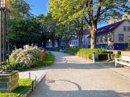 Vibrant Apartment on Bustling Street, Above a Restaurant - Perfect for Tourists,