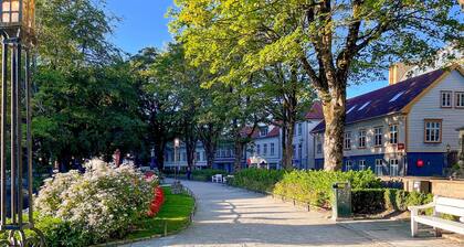 Vibrant Apartment on Bustling Street, Above a Restaurant - Perfect for Tourists,