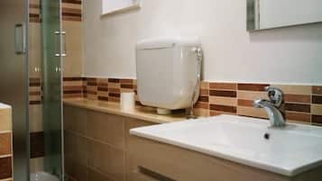 Umweltfreundliche Kosmetikartikel, Haartrockner, Handtücher, Shampoo