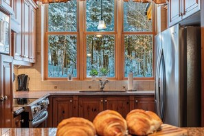 Fridge, microwave, oven, stovetop - Fiddler Lake Resort - Bear 10 (Mille-Isles)