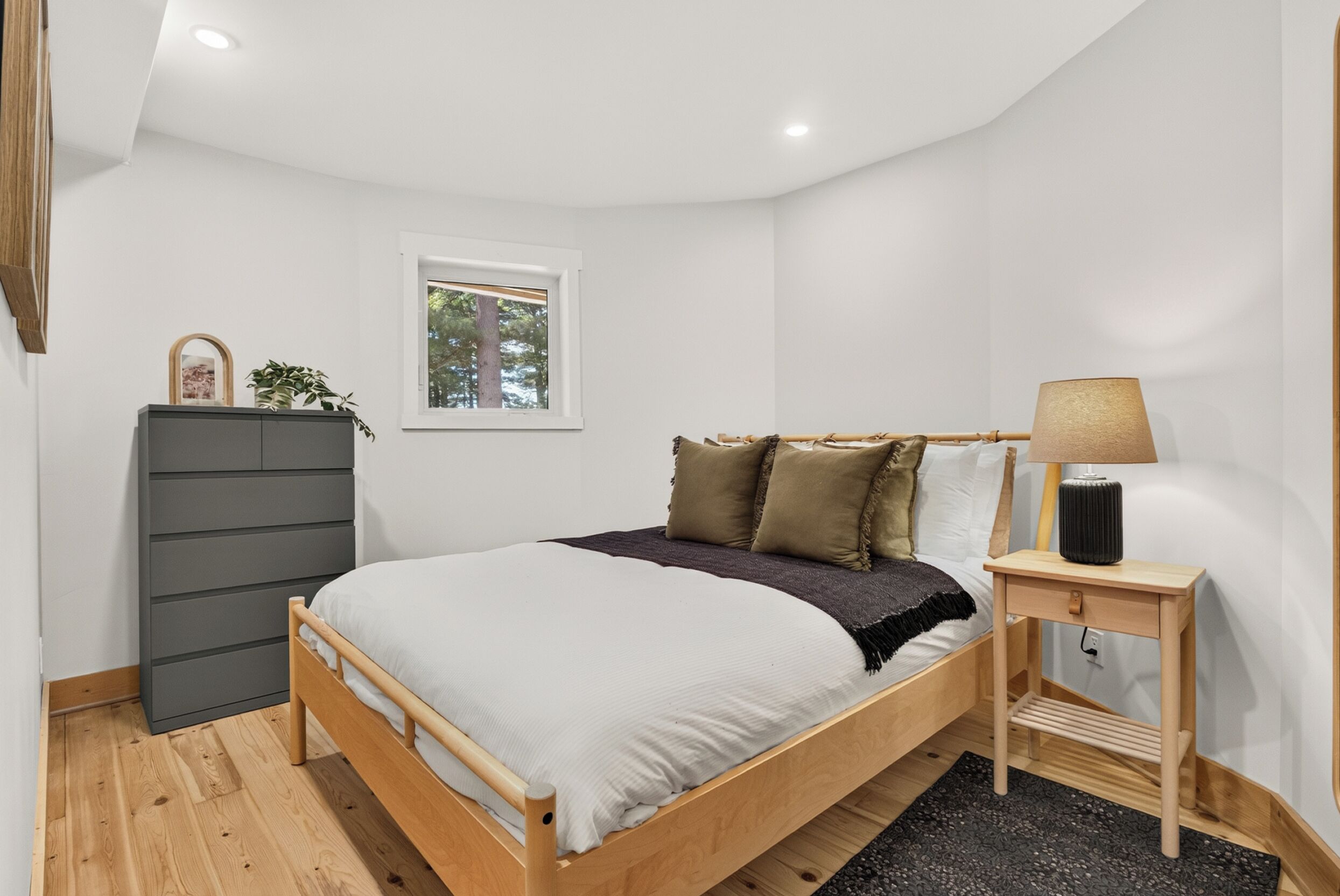 5 bedrooms, iron/ironing board, WiFi, bed sheets