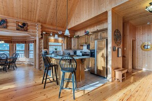Fridge, microwave, oven, stovetop - Fiddler Lake Resort: Chalet + Spa - Deer 41 (Mille-Isles)