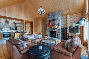 TV, fireplace - Fiddler Lake Resort: Chalet + Spa - Deer 41 (Mille-Isles)