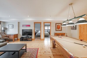 5 Schlafzimmer, Schreibtisch, Bügeleisen/Bügelbrett, WLAN