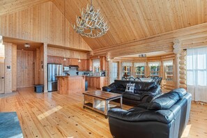 Una televisión, una chimenea