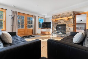 TV, fireplace - Fiddler Lake Resort - Deer 9 (Mille-Isles)