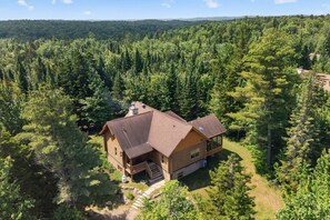 A cabin surrounded by dense forest, with a clear view of the surrounding nature. - Fiddler Lake Resort - Deer 48 (Mille-Isles)