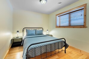 Desk, iron/ironing board, WiFi, bed sheets