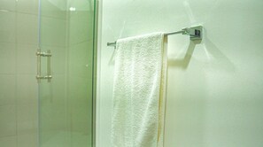 Departamento, 2 habitaciones, con acceso para personas discapacitadas, balcón | Baño | Papel de baño 