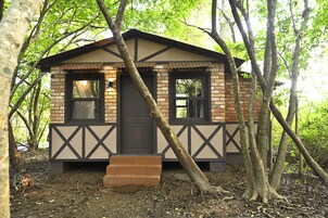 Premium Cabin | Desk, bed sheets