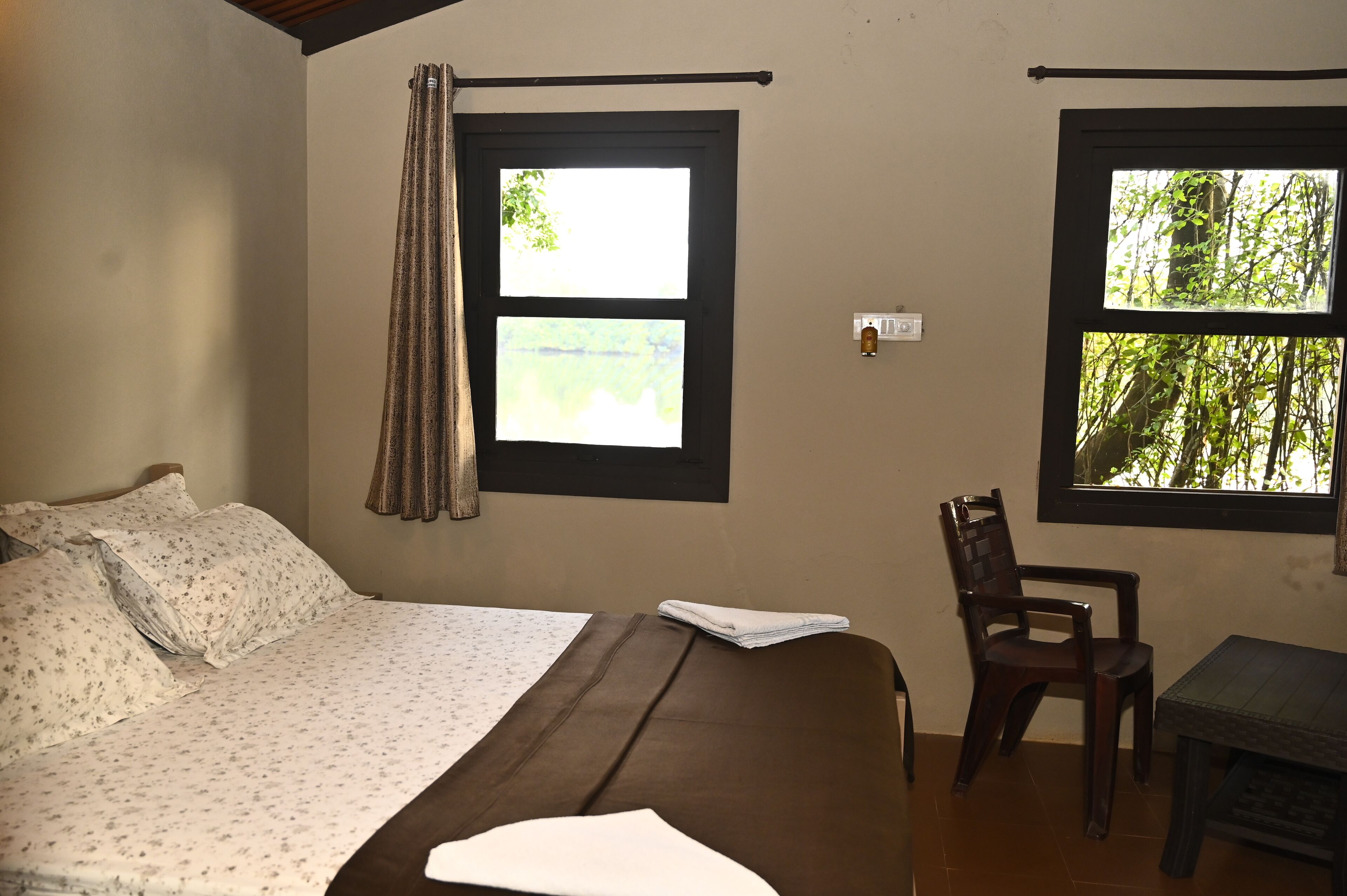 Kabin Premium | Meja kerja dan seprai linen