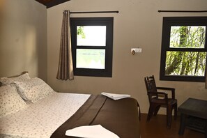 Escritorio y ropa de cama 