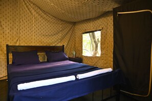 Escritorio y ropa de cama 