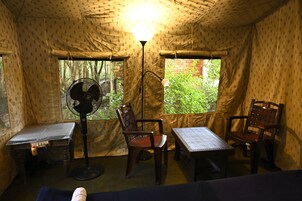 Premium Tent | Desk, bed sheets