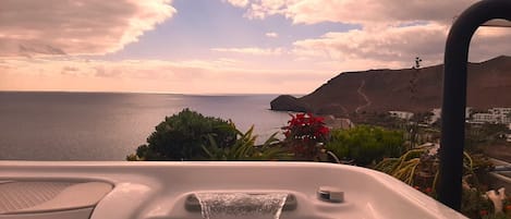 Outdoor spa tub