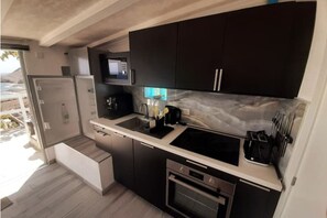 Frigorífico, microondas, placa de cocina y lavavajillas