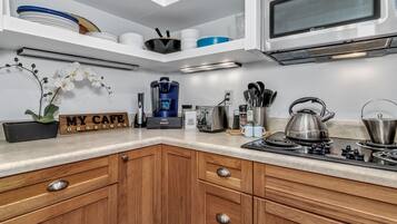 Réfrigérateur, micro-ondes, four, plaque de cuisson