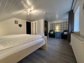 4 slaapkamers, een strijkplank/strijkijzer, reisbedje, gratis wifi