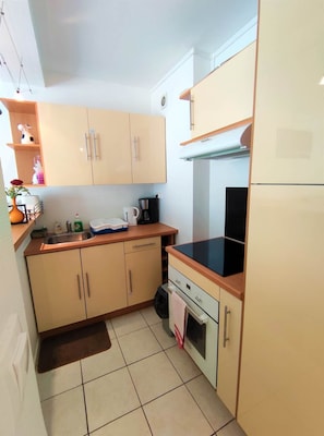 Fridge, microwave, oven, coffee/tea maker