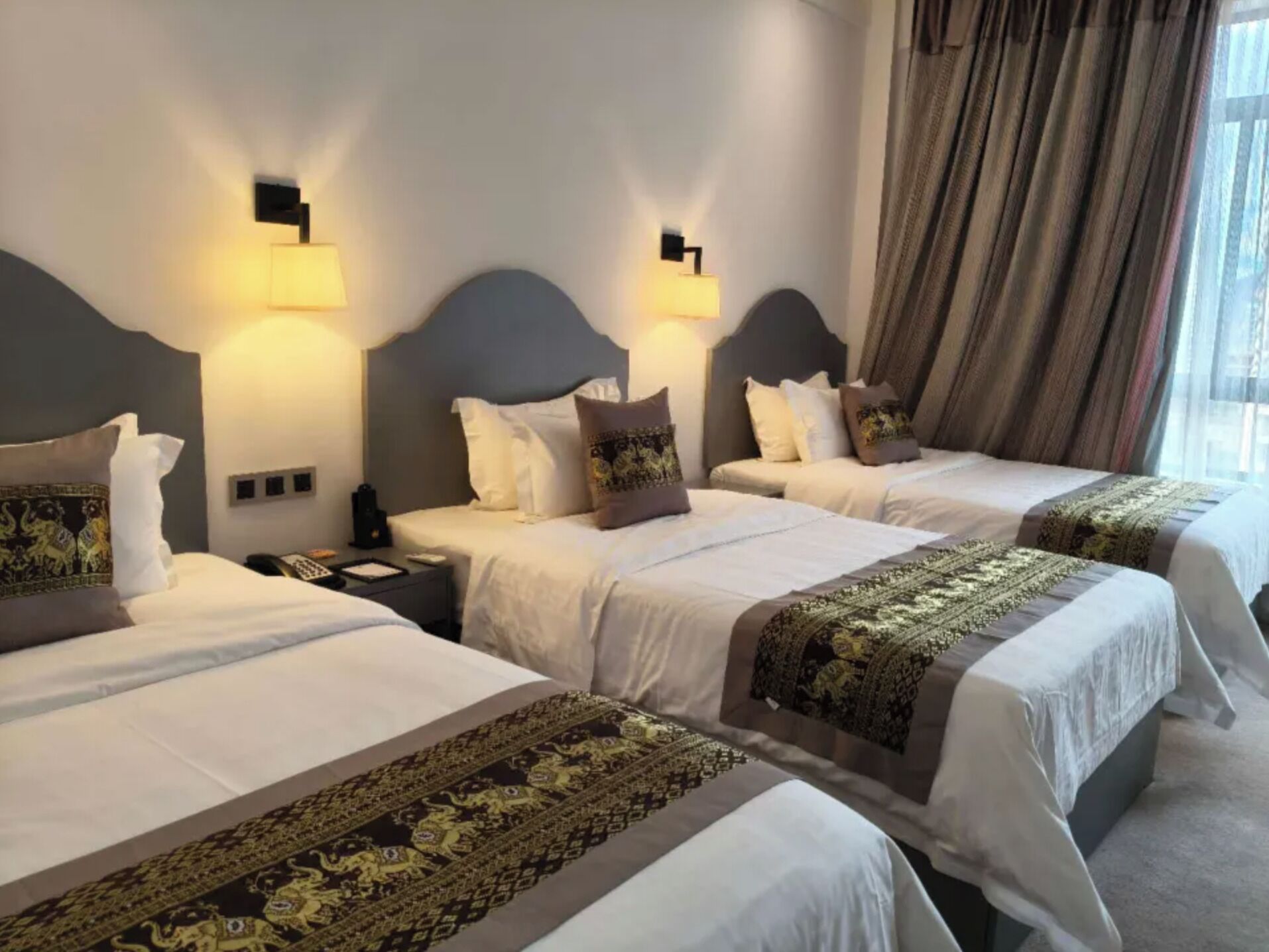 Business Triple Room | In-room safe, desk, laptop workspace, blackout drapes