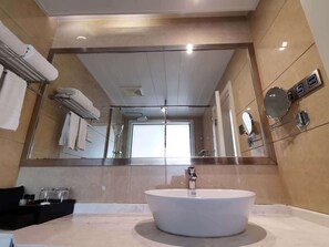 Habitación estándar con 2 camas individuales | Baño | Ducha y cabezal de ducha tipo lluvia