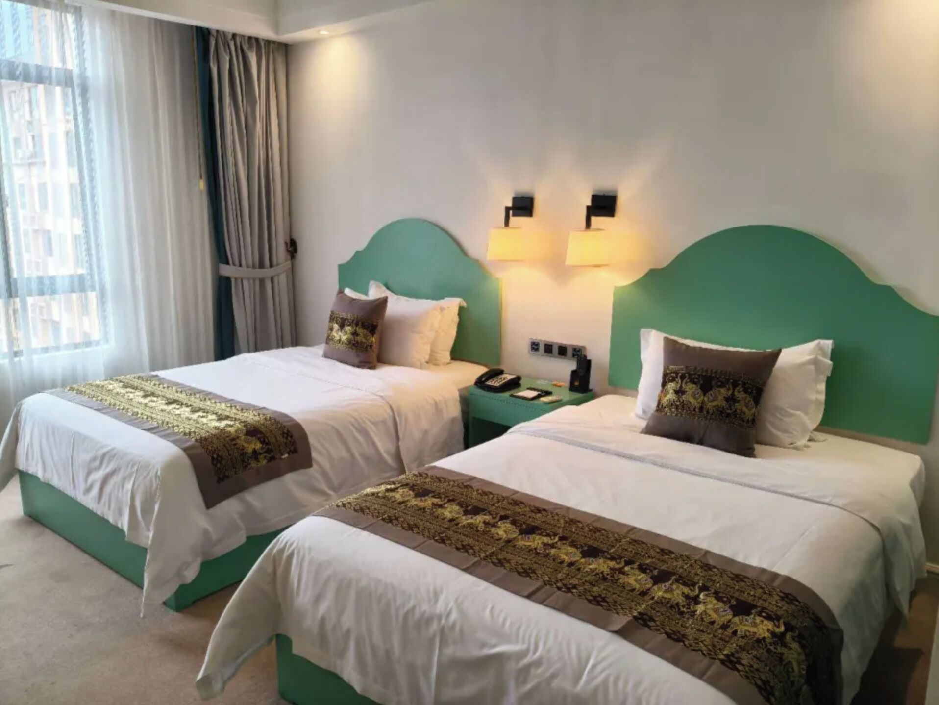 Business Twin Room | In-room safe, desk, laptop workspace, blackout drapes