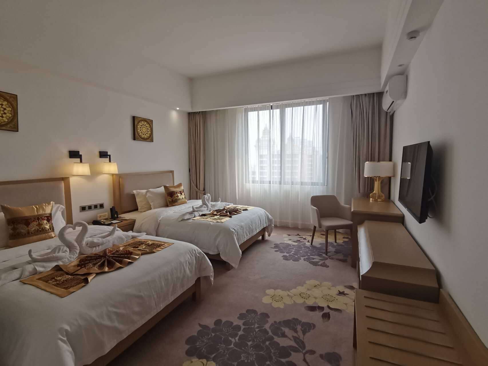 Executive Studio Suite | In-room safe, laptop workspace, blackout curtains, iron/ironing board