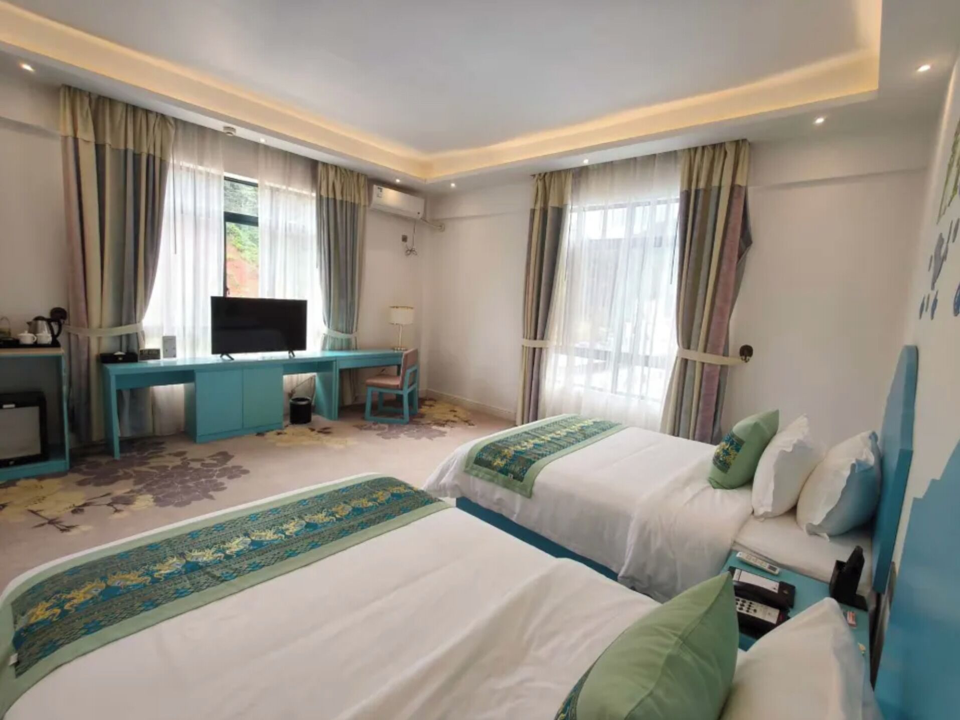 Executive Twin Room | In-room safe, desk, laptop workspace, blackout drapes