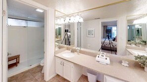 Combined shower/bathtub, hair dryer, towels