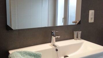 SĂšche-cheveux, serviettes fournies, savon, papier toilette