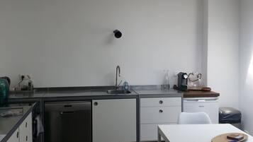 Een koelkast, een microgolfoven, een waterkoker