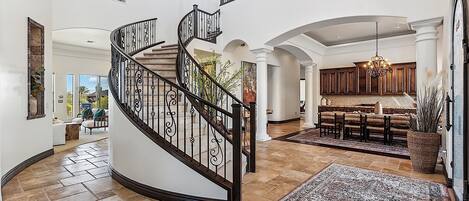 المنشأة من الداخل