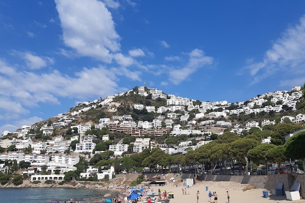 Sun loungers, beach towels