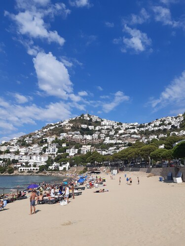 House near a sandy beach with stunning views over the bay of Roses, sleeps 4