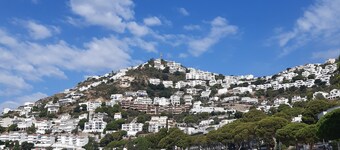 House near a sandy beach with stunning views over the bay of Roses, sleeps 4
