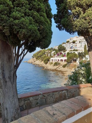 Property grounds - House near a sandy beach with stunning views over the bay of Roses, sleeps 4 (Roses)