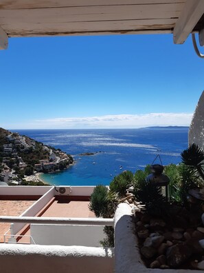 Property grounds - House near a sandy beach with stunning views over the bay of Roses, sleeps 4 (Roses)