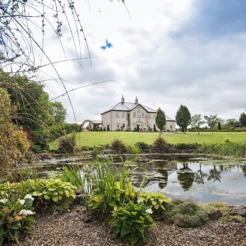Cosy Courtyard Snug at Lavender Manor