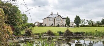 Cosy Courtyard Snug at Lavender Manor