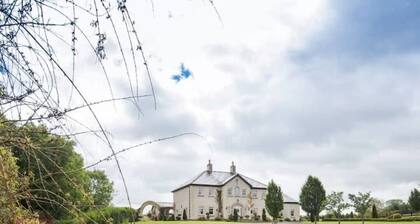 Cosy Courtyard Snug at Lavender Manor