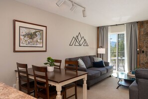 テレビ、暖炉、DVD プレーヤー、書庫