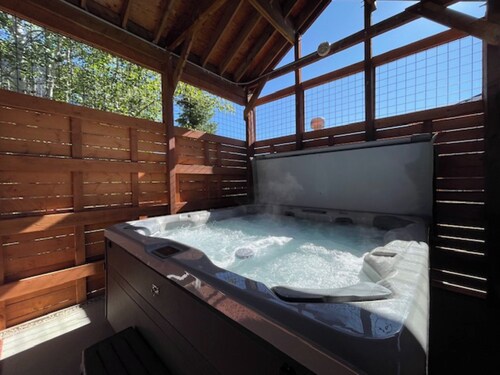 Silvercrest A101 - New Hot Tub, Multiple Balconies - Versatile Rental