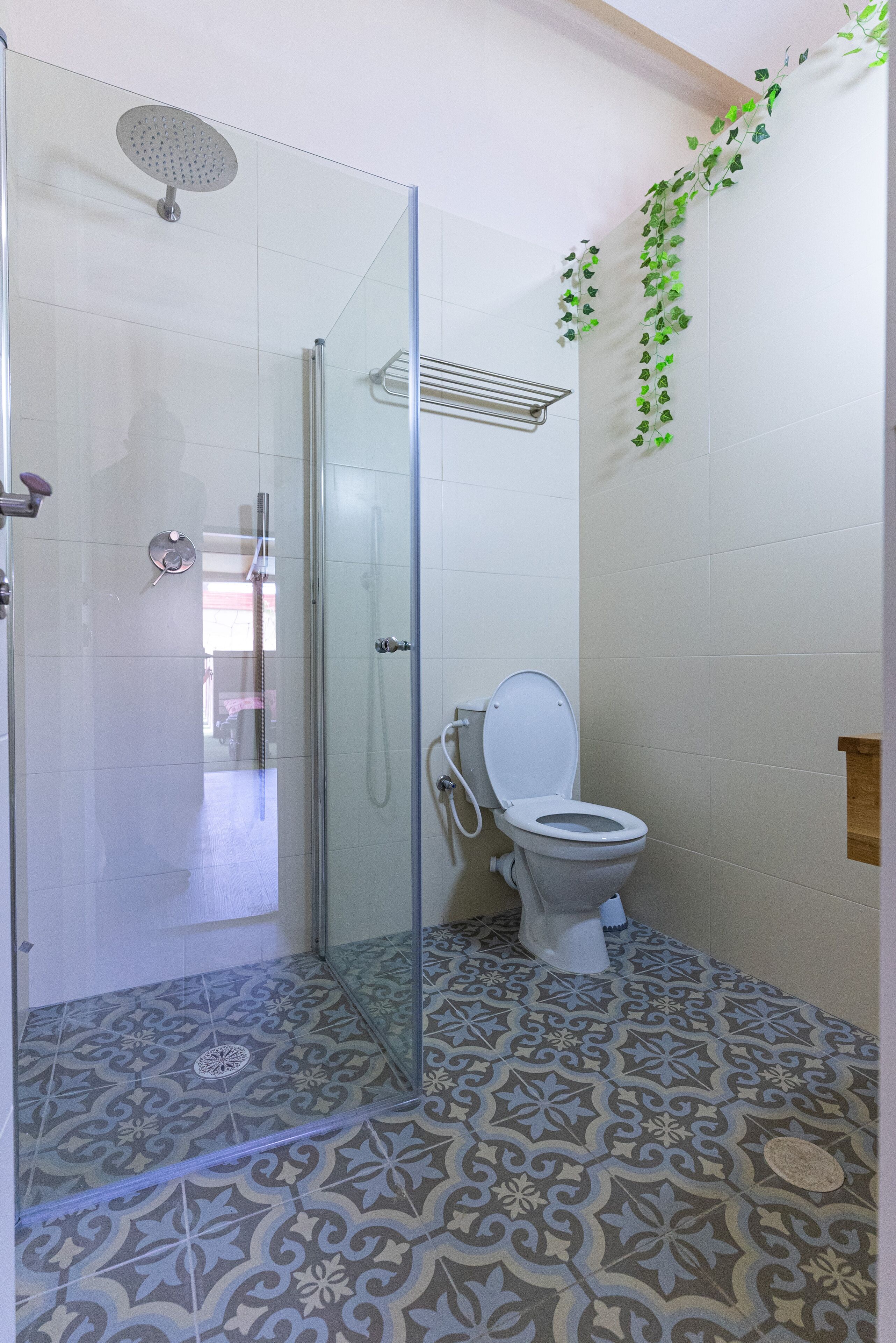 Doccia, asciugamani, carta igienica