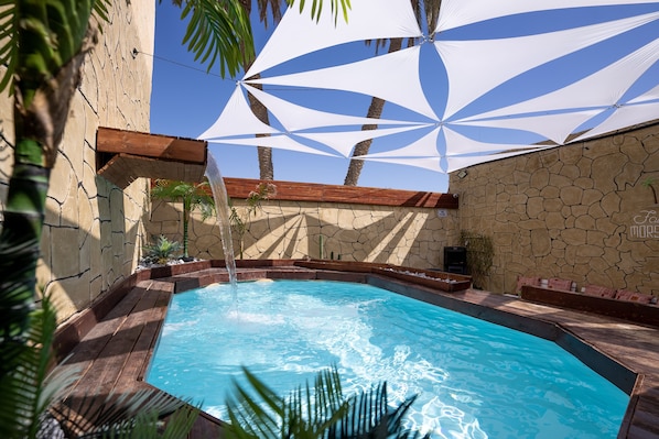 Et oppvarmet basseng