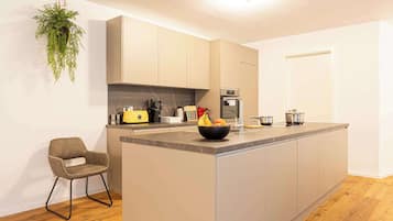 Kühlschrank, Ofen, Herdplatte, Geschirrspüler