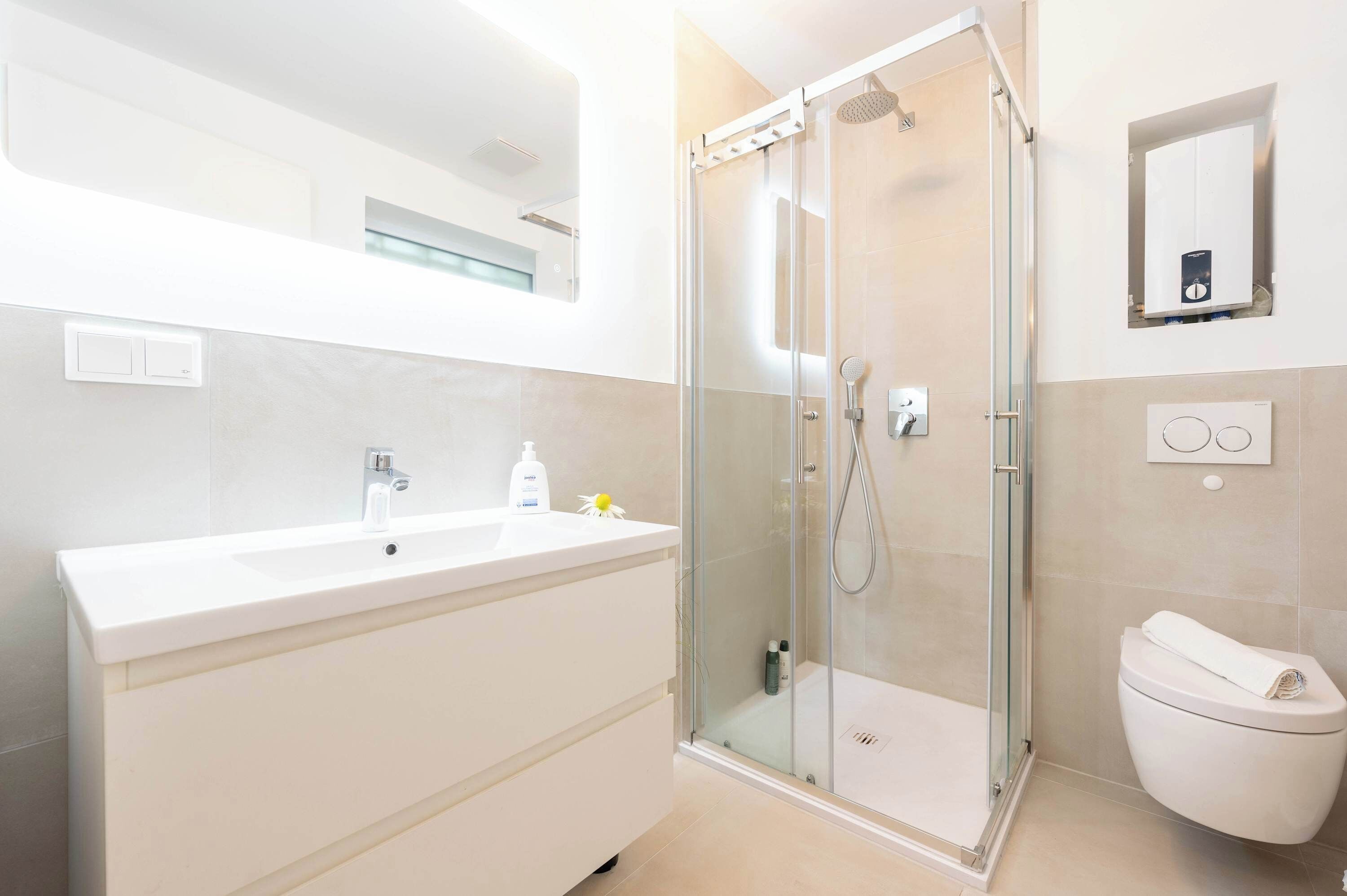 Dusche, Haartrockner, Handtücher